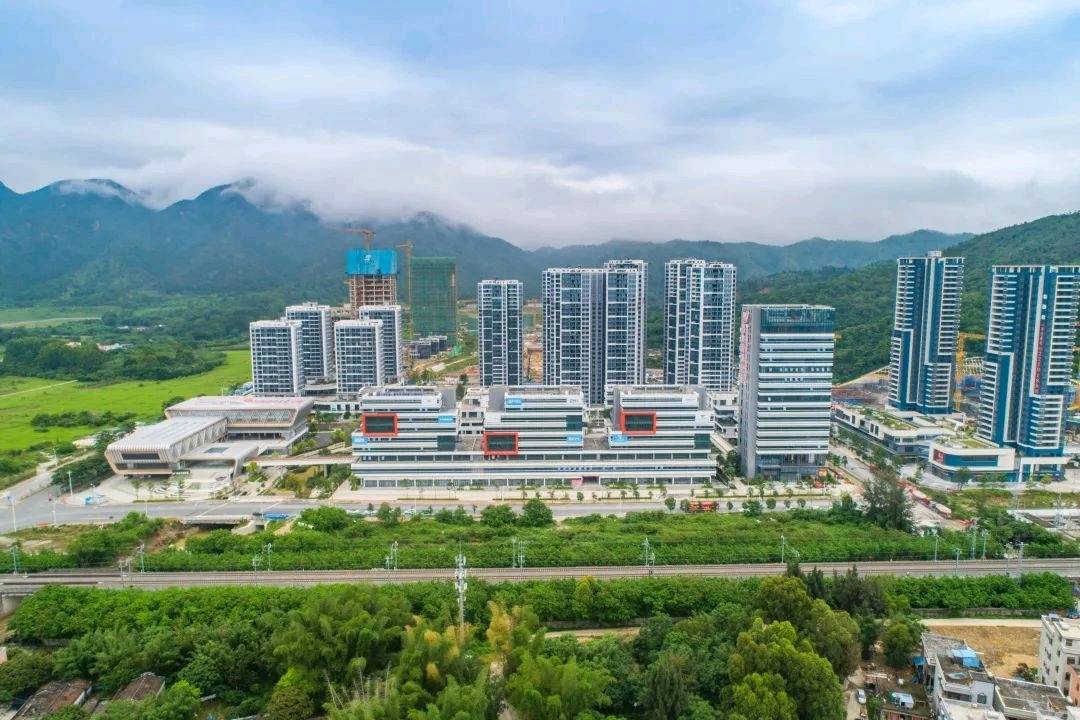 深汕特别合作区在鲘门镇高铁北片区规划建设有深汕湾机器人集聚区