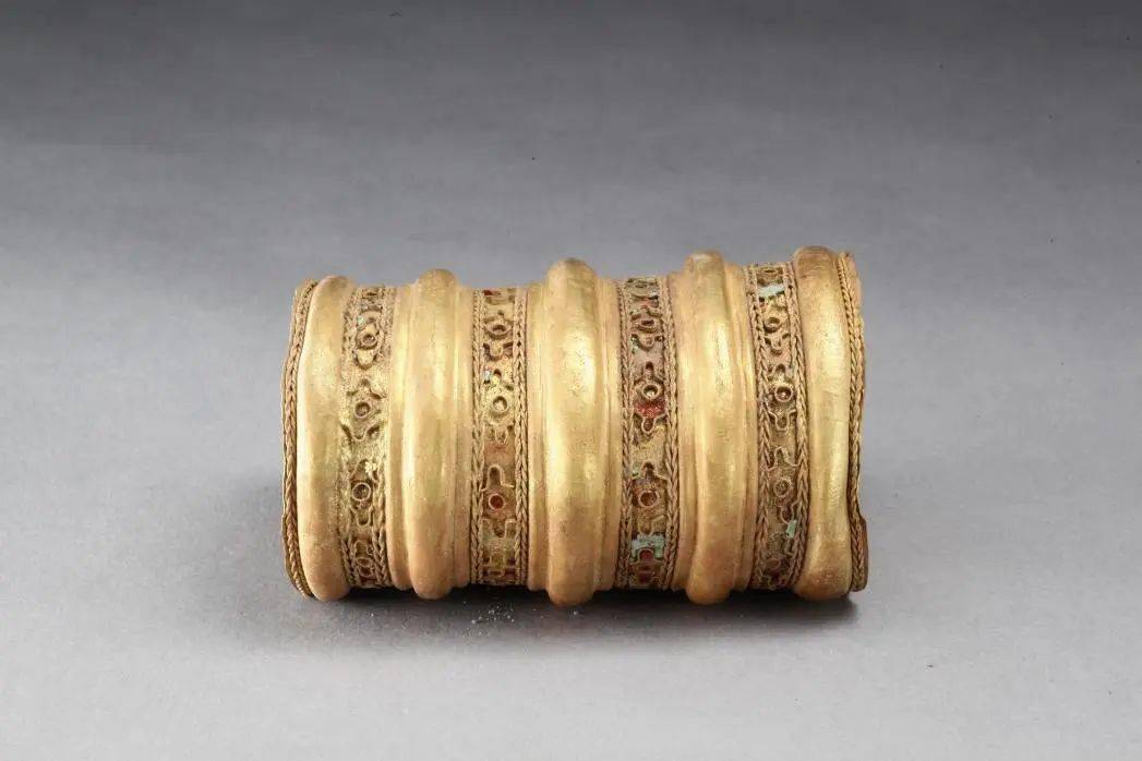 金臂钏马家塬遗址m16出土鋄金银铁矛马家塬遗址m16出土錽金银铁当卢马