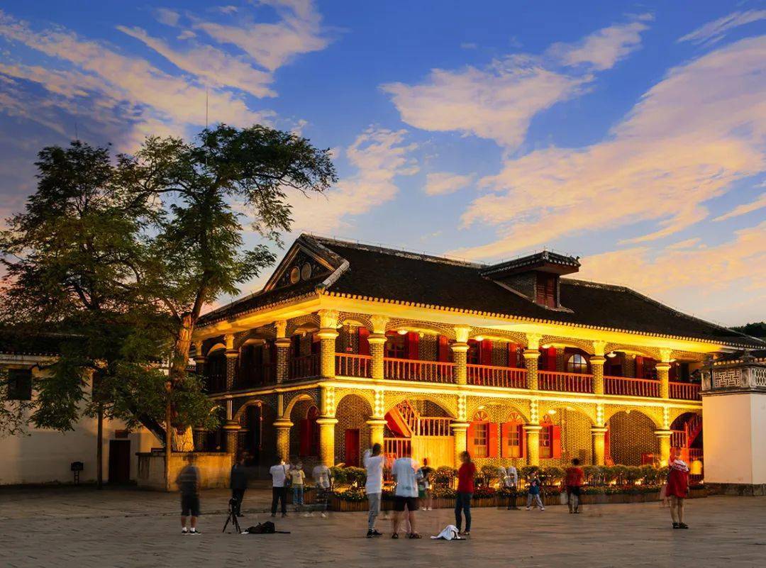 "遵道行义"之城的"转折"之旅_遵义_城市_文化