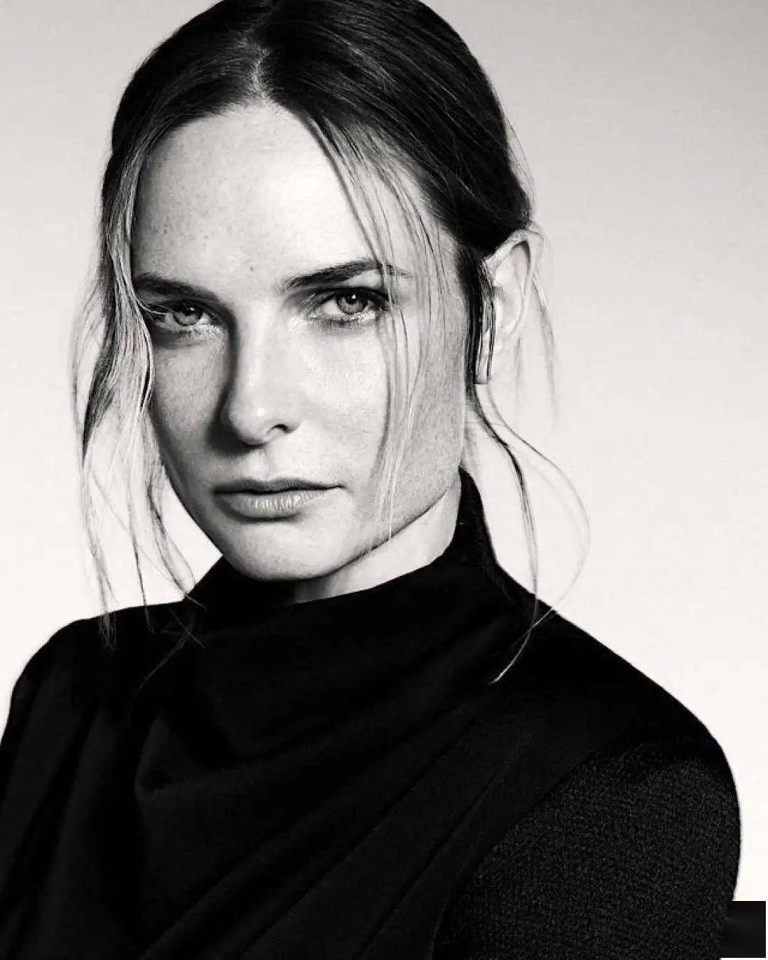 回顾近24年来的演员职业生涯,rebecca在镜头前创造了一系列复杂的令人