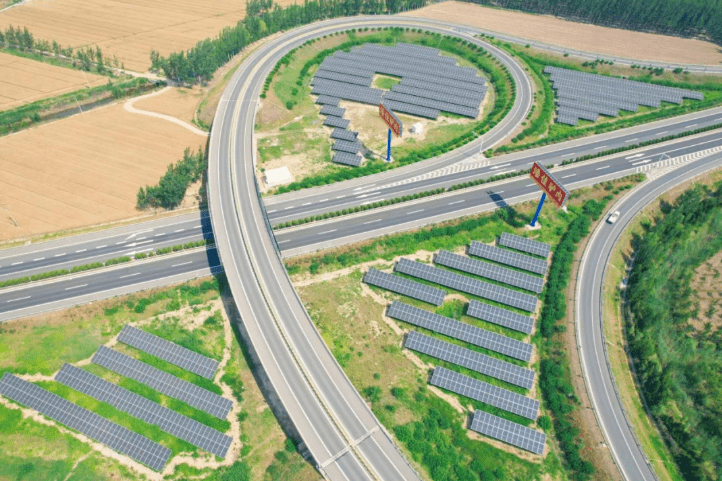 城高唐西光伏项目为加快高速公路沿线光伏项目建设,能源发展公司召开