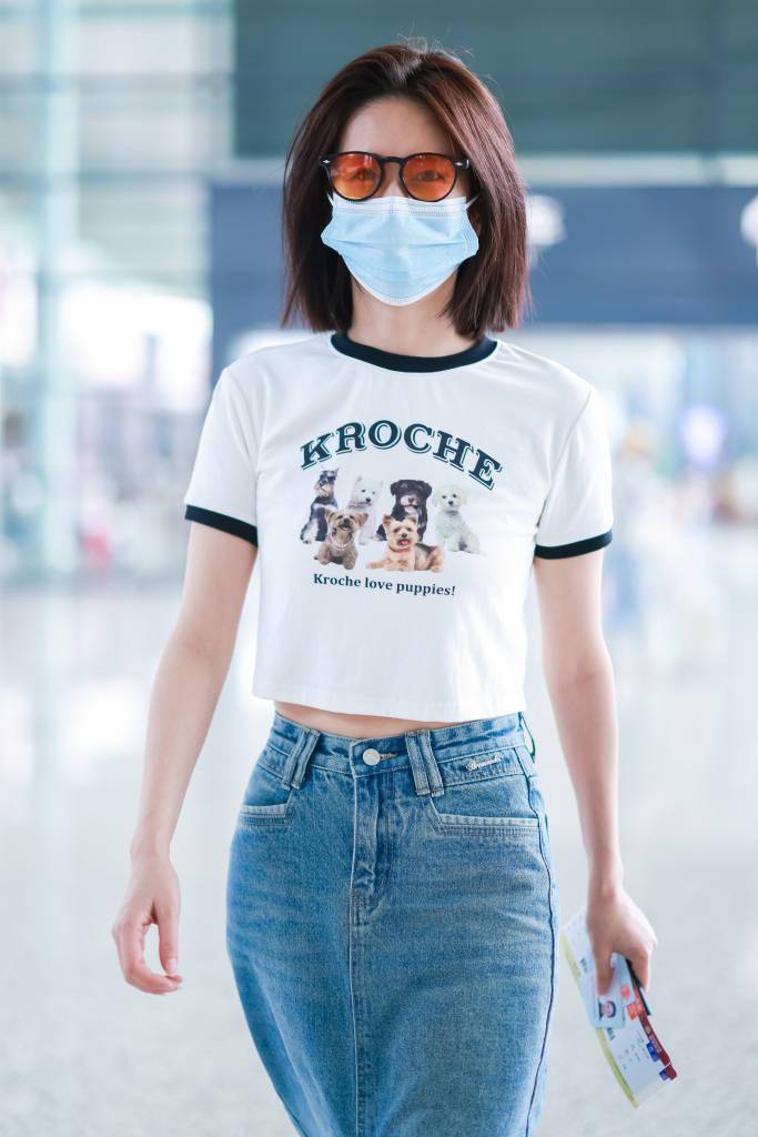 颖儿清爽齐肩发造型出镜 短款t恤配牛仔裙超减龄_logo_上海_短发