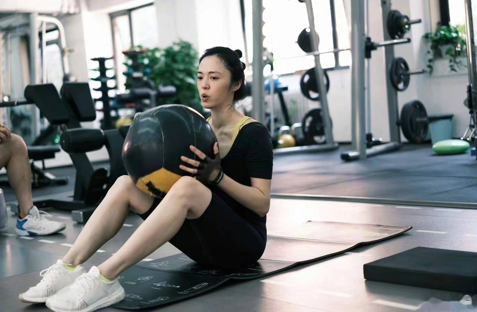 43岁姚晨素颜狂健身炫腹肌!