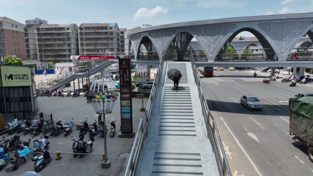 仙桃两座人行天桥进入试运行_市民_汉江_状元