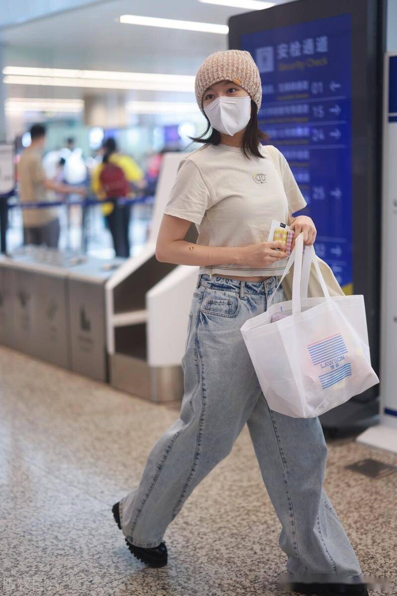 街拍:李兰迪白色t恤 阔腿牛仔裤简单时尚_机场_上海