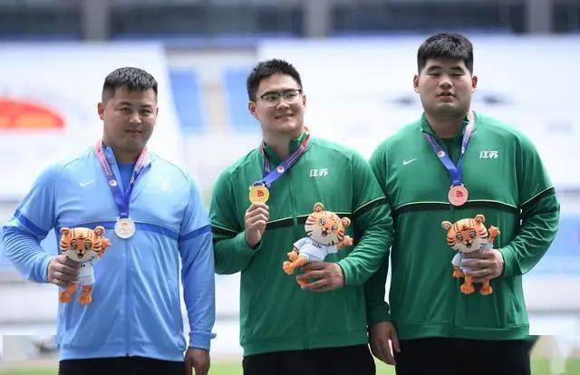 代表江苏出战的扬州高邮籍运动员王琦在第一轮试投中就投出了70.