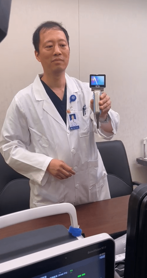 高建平展示可视喉镜"这次我们共有6位医生6位护士组成了医疗保障团队