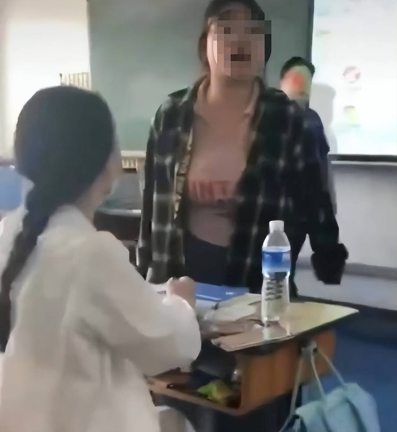 北京政法职业学院否认男生被逼退学：网传视频并非校园霸凌，他对几个女生造成的冲击较大，她们可能想追责