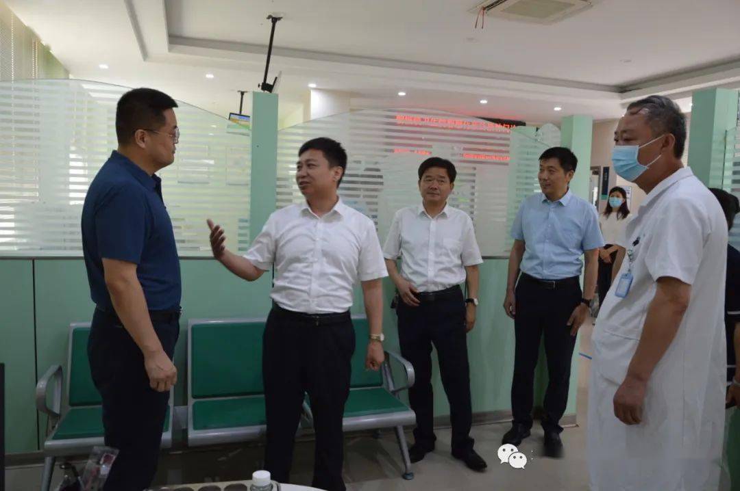 观摩团对莘县实验室能力建设和朝城镇卫生院智慧化预防接种门诊建设