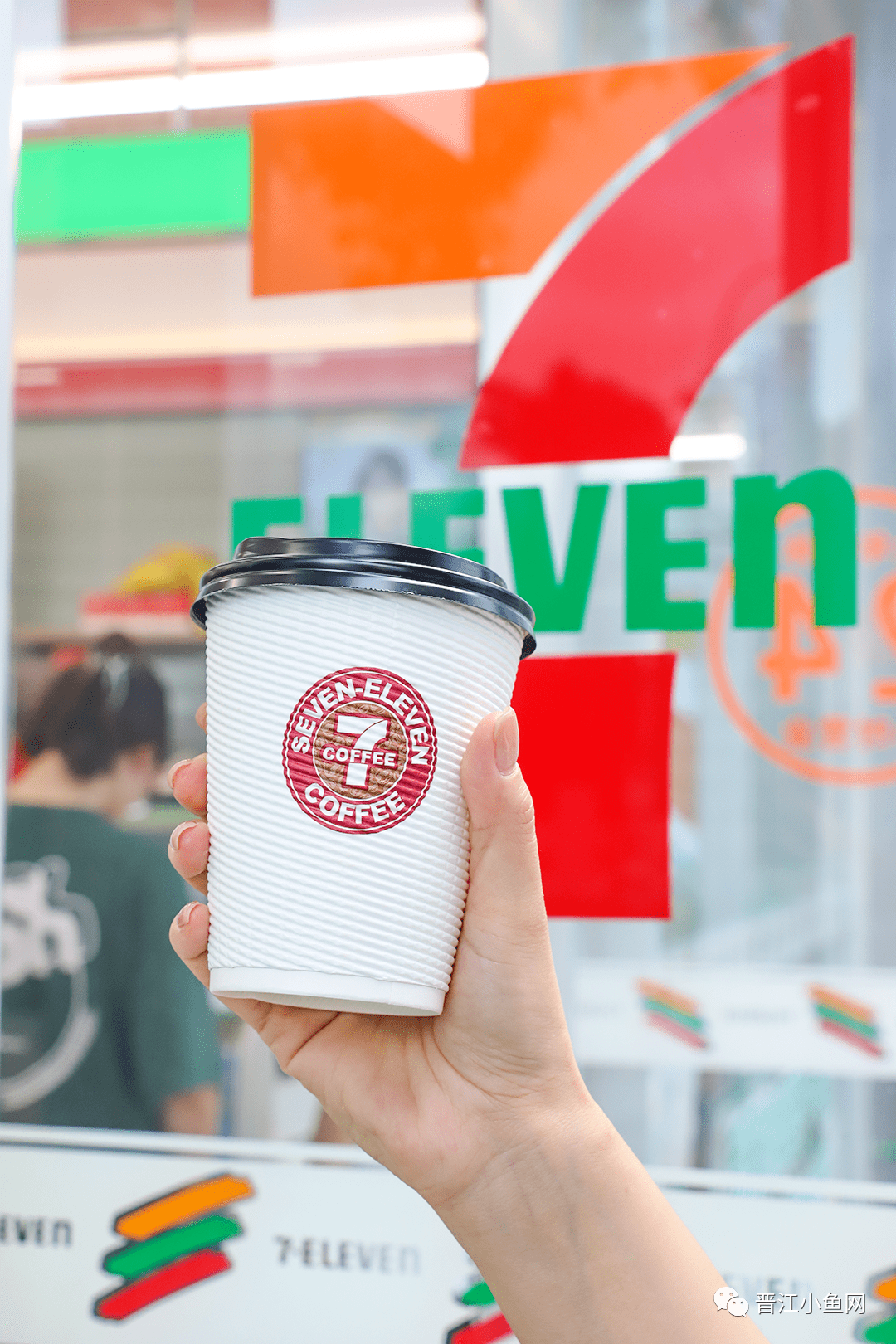 打工人的早晨必须用一杯热热的拿铁才能唤醒7-eleven的咖啡是便利店中