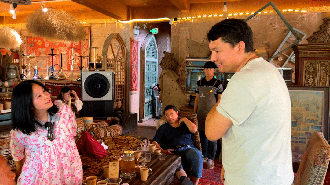 麦尔丹的"老城角落"咖啡馆,用泥土色调还原民俗风情的泥土墙壁,再加上