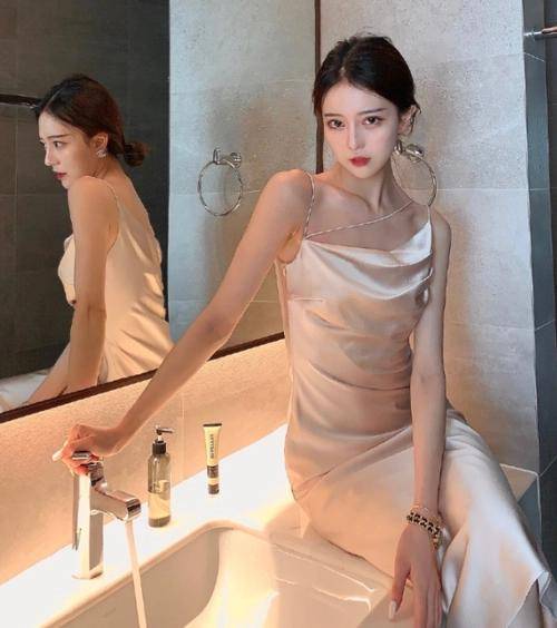 三观扭曲的家庭项思醒原本生活在一个普通的家庭,再加上自己不是独生