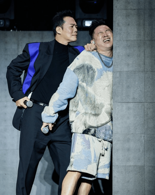 67欧阳靖上海站巡唱!与谢天华重演《潜行追击》剧情_jin_观众_嘉宾