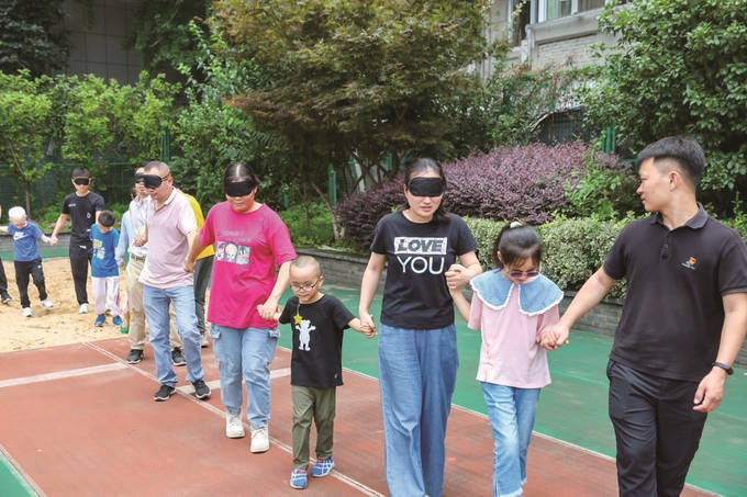 南京盲校举行视障随班就读学生亲子夏令营_教育_孩子_家长