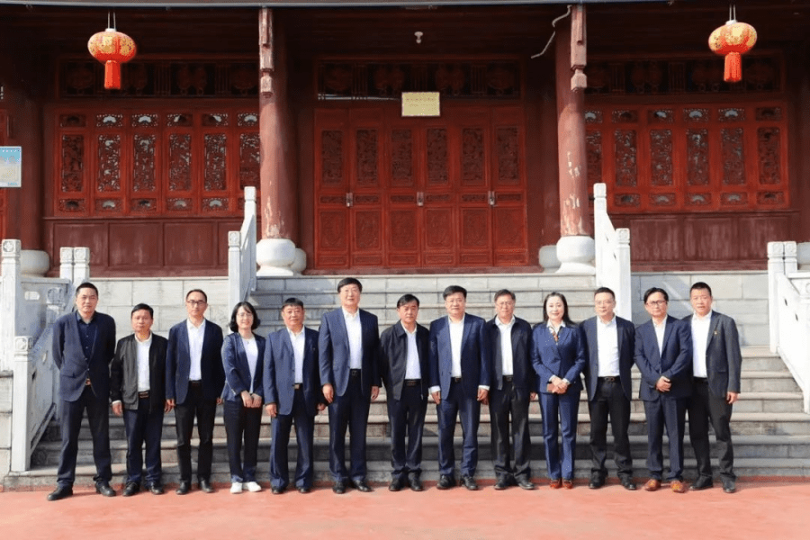 景东县委书记张泽忠在景东县与海亮教育合作的签约仪式上提出,携手