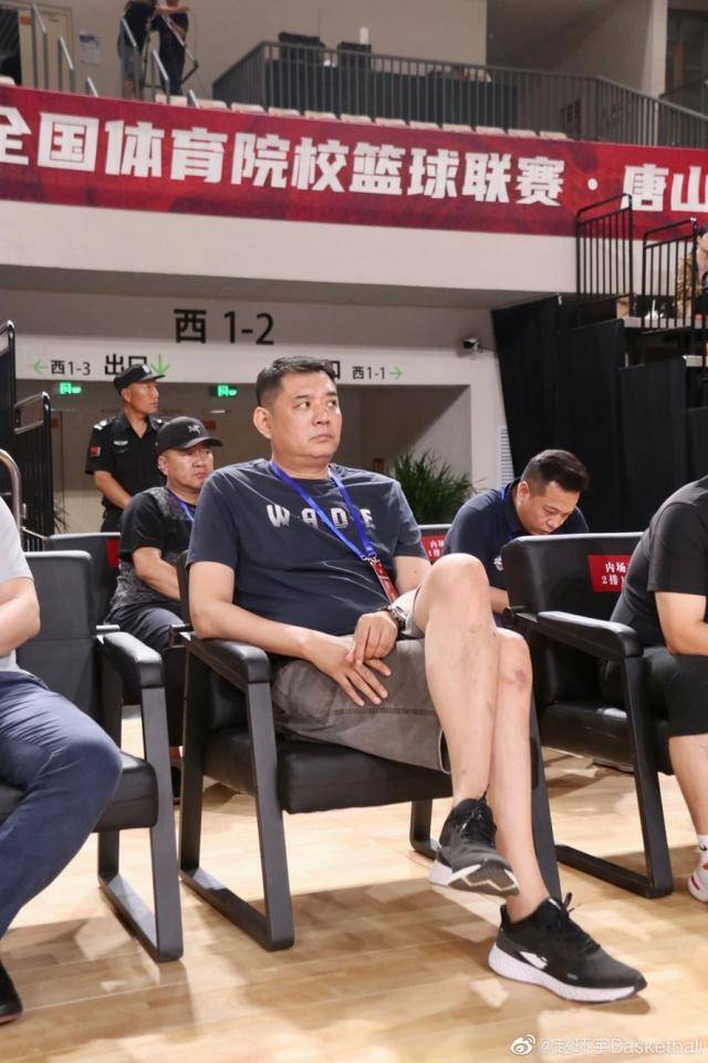 巩晓彬现场观战儿子巩峻青的比赛 后者三分6中3砍下22分_孙浩钦