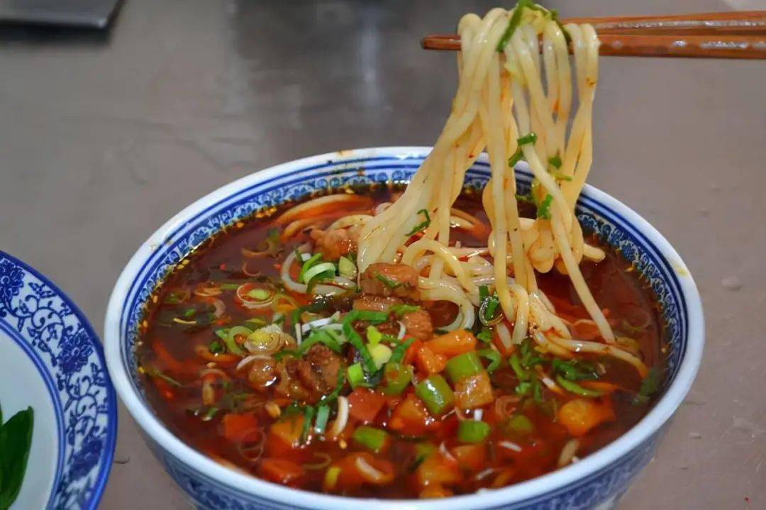 陕西的各地市县都有自己独特的饸饹制法,小笙目前见过的就是白面饸络