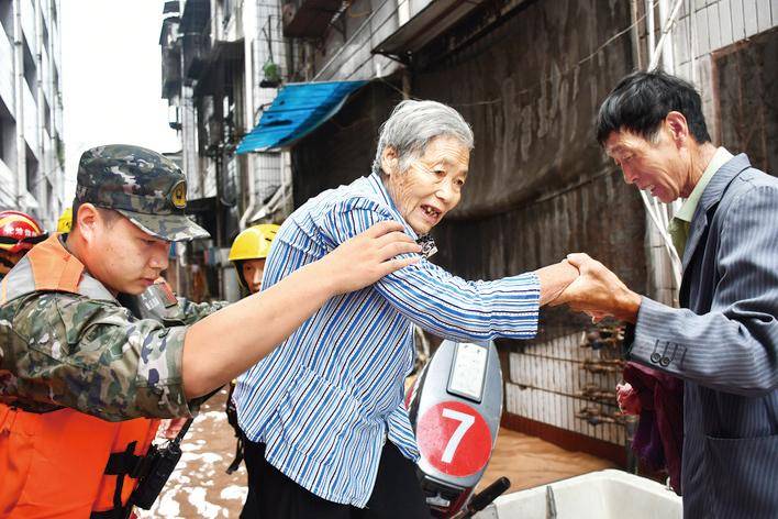 重庆万州暴雨9499www威尼斯中的平凡英雄(图2)