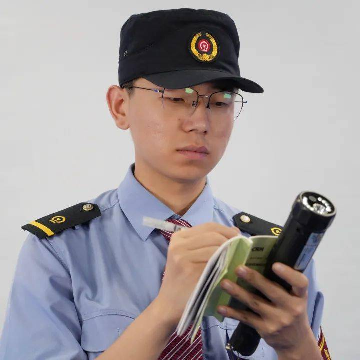 投票啦!高铁上哪身制服最帅 您说了算