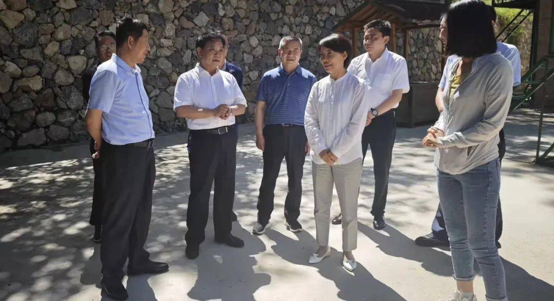 陇南市人大常委会党组副书记,副主任陈荣,党组成员,副主任田晓琴陪同