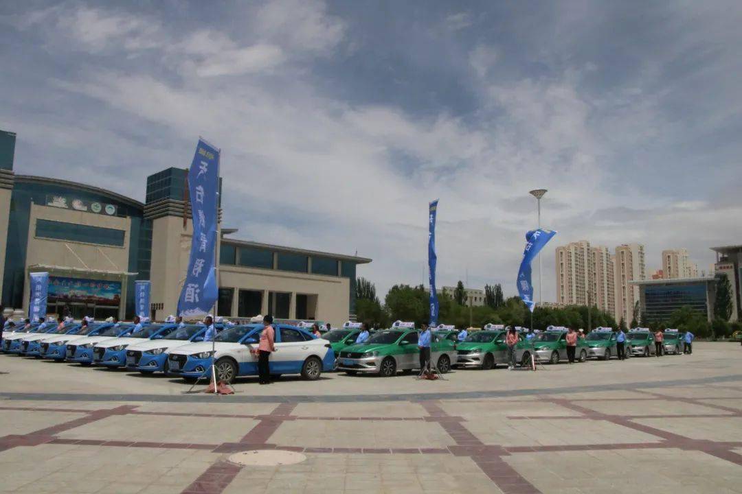 市领导辛向东,李玉芳,企业代表及相关部门负责人参加捐赠仪式.