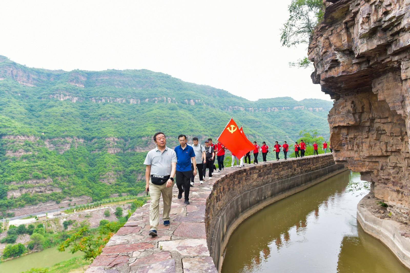 安阳师院大学生重走红旗渠 上好一堂"行走的思政课"_精神_青年_实践