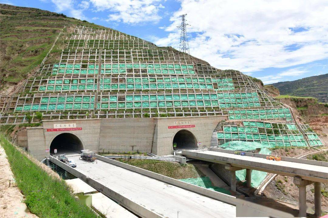 高速渭武段木寨岭特长隧道正式贯通,至此,g75兰海高速公路全线贯通