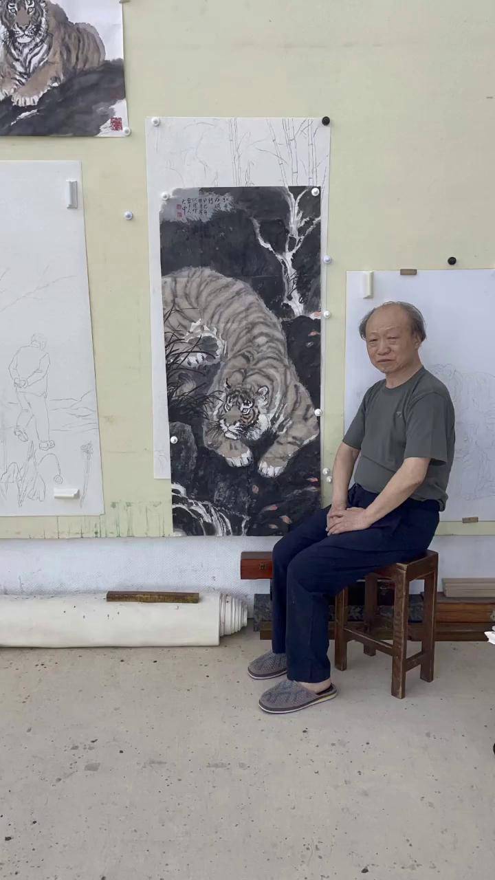 冯大中78平尺《虎》,有合影视频.名家书画 艺术收藏 国画也抖音 艺术