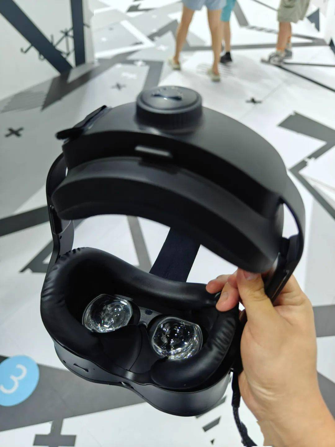 当然由于htc vive眼镜本体并没有提供算力所以所有观众在佩戴vr眼镜