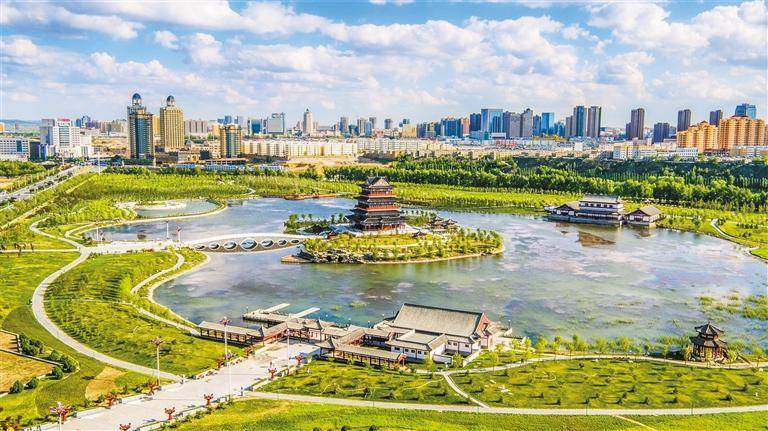 对榆林的绿色印象最深:"在榆溪河畔的圣都乐园游乐场坐摩天轮,随着