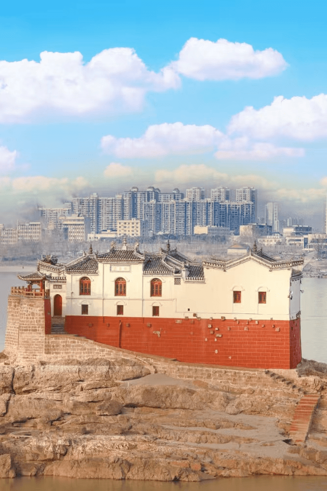 鄂州觀音閣,又稱龍蟠磯寺,位於湖北省鄂州市鄂城區小東門外的長江