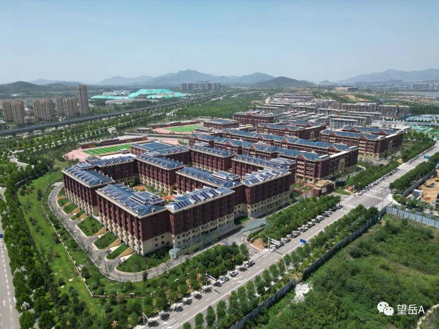 泰安三中新校坐落于泰山脚下,位于泰安市岱岳区天平湖南畔,西临桃花源