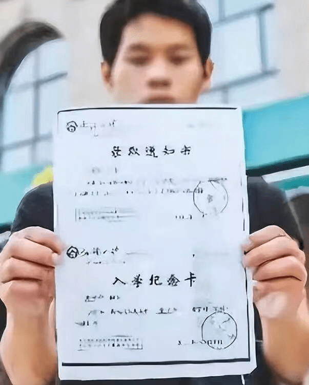 2011年小伙被武汉大学录取,上4年后蒙了,武大:根本没录取你啊