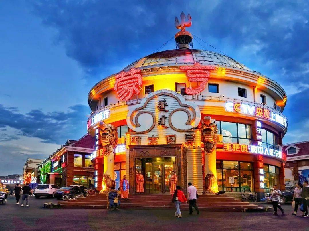 来到这家蒙餐店,一定要喝一碗咸香的奶茶,撒一把炒米,填一小块黄油