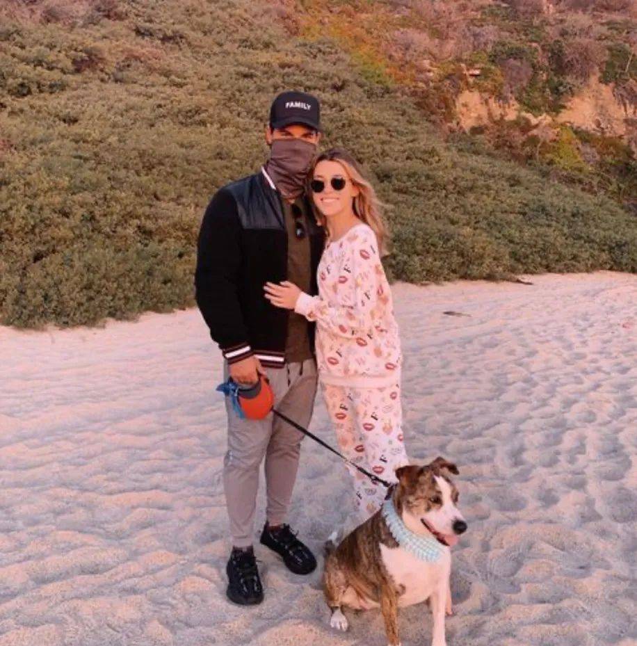 霉霉和前男友，深情相拥！_搜狐网, image size:916x929