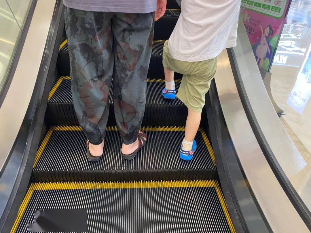 危险!丹阳竟然还有家长带着孩子这样._扶梯_电梯_男童