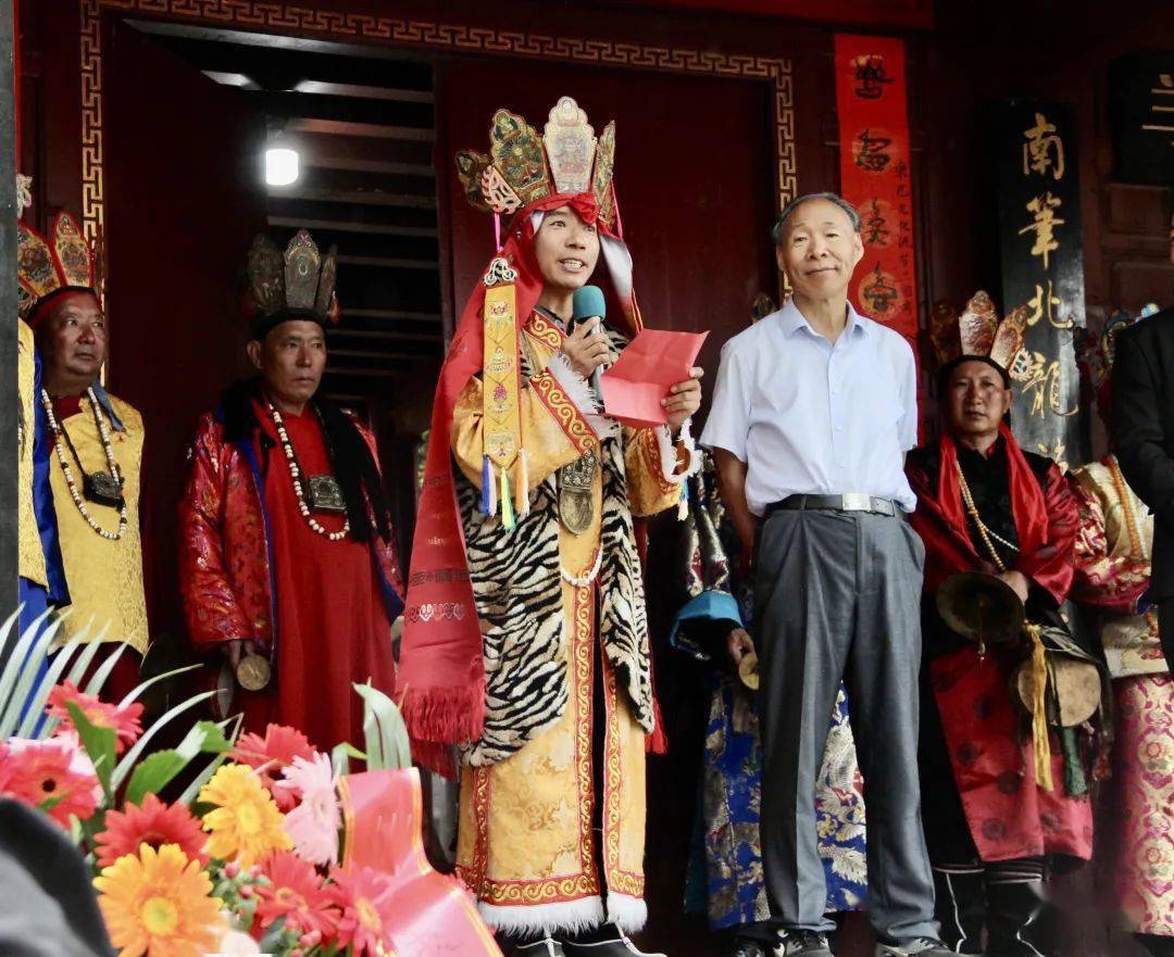 白庚胜为玉龙文笔东巴文化书院揭牌并担任名誉院长_纳西_兰心_民族