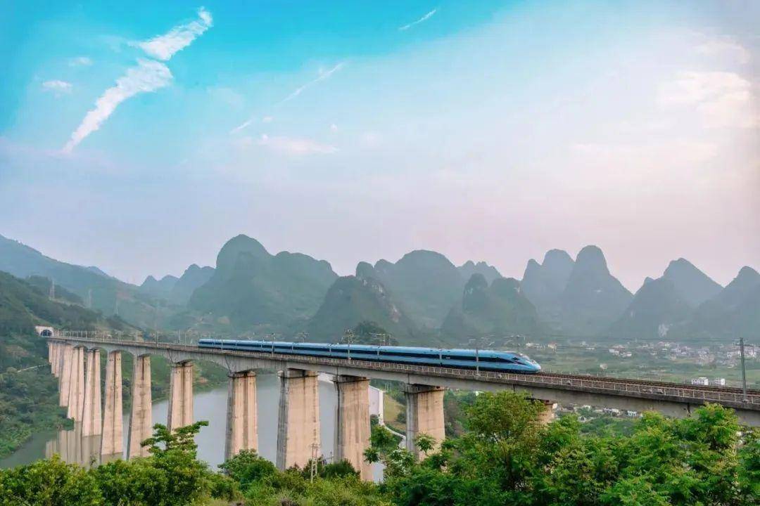 高铁经过这个站,旅客突然站起来拍照:"哇!"_阳朔_桂林_贺州