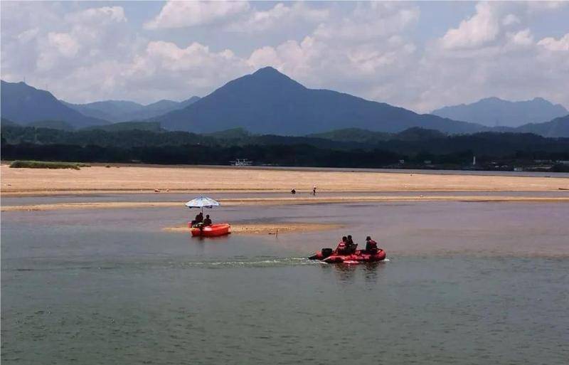 清远伦洲岛沙滩发生三名游客溺水事故，两名小