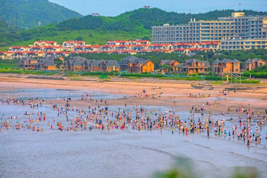 基湖沙滩,不仅有清凉的浪花,还有热情似火的沙滩音乐节哦!