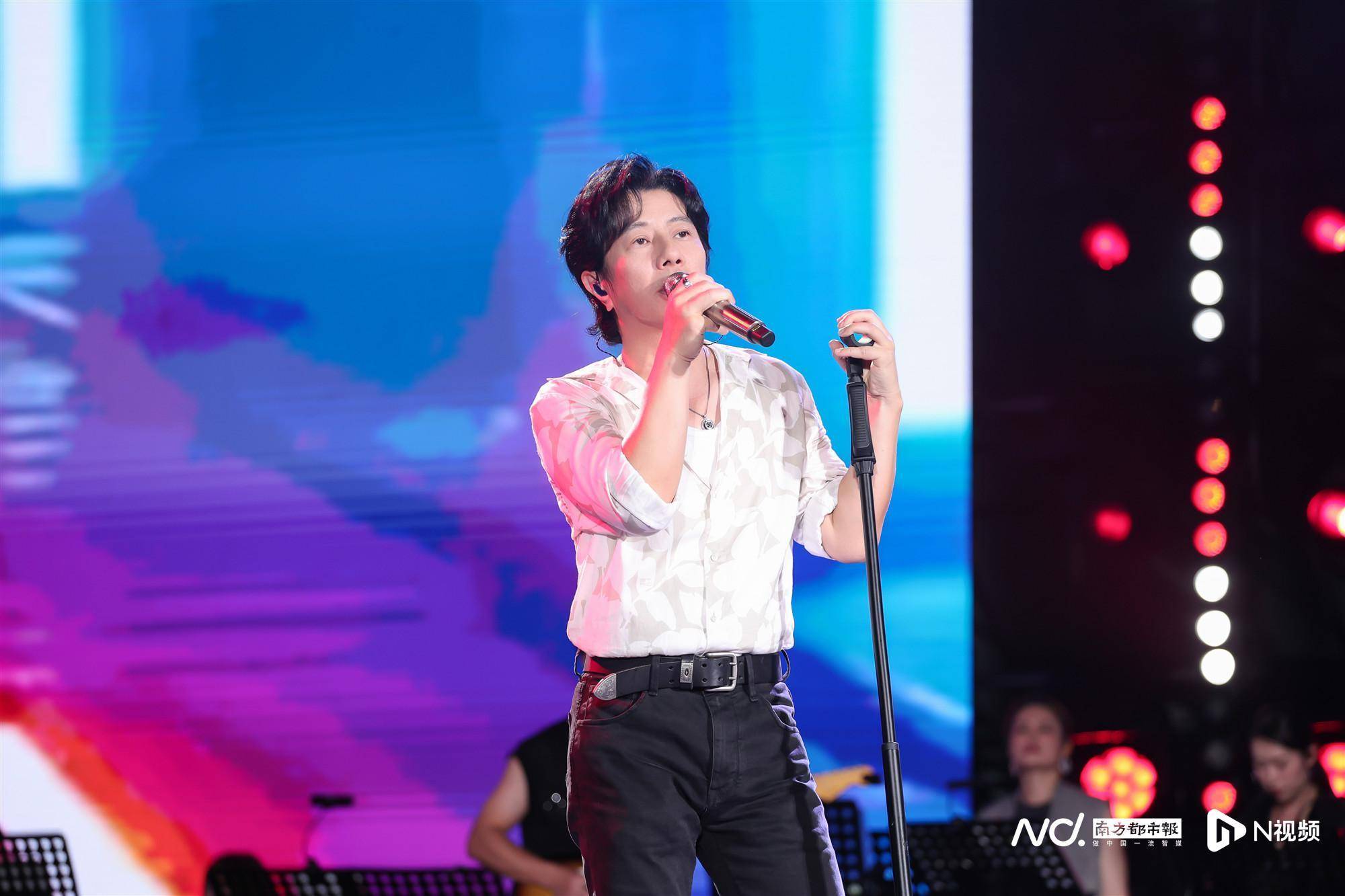 吴彤刘宇笙舞互动,郑钧豪迈放歌,献给毕业季的青春歌会_广东_传统