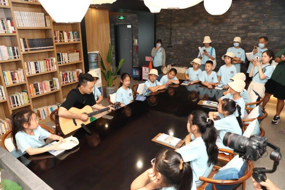 傳說中必打卡最美書房,李叔同紀念館錢江鴻副館長為親子們介紹大師