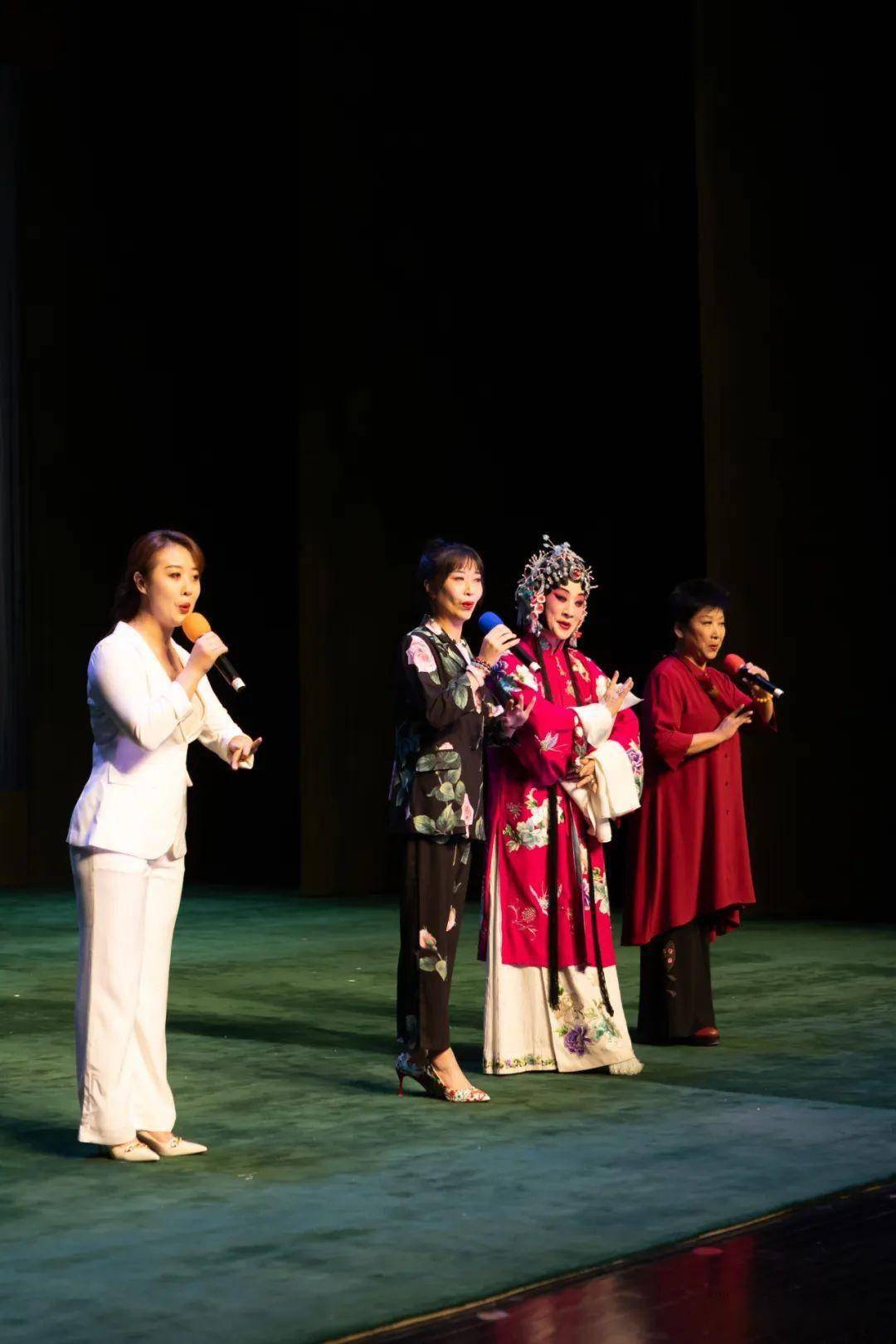 国家京剧院报道:火炎焱燚!李海燕领衔《锁麟囊》淄博火热上演.