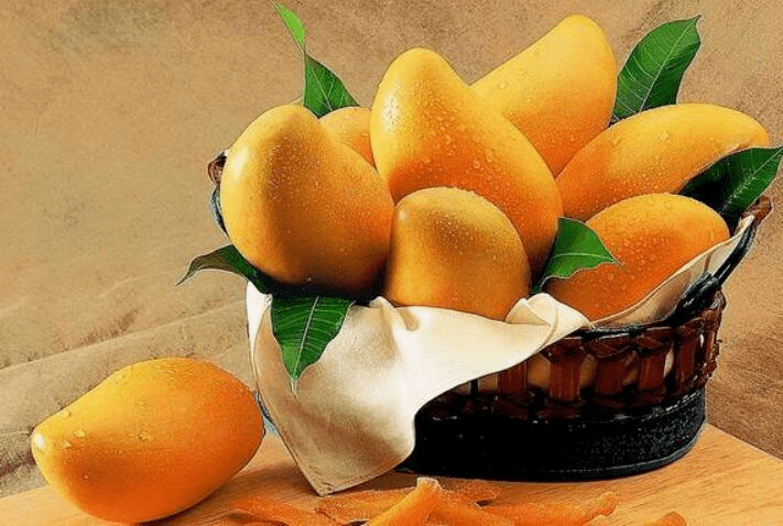 口周,眼睑等接触部位水肿性红斑,丘疹伴瘙痒,呈湿疹样表现,严重者