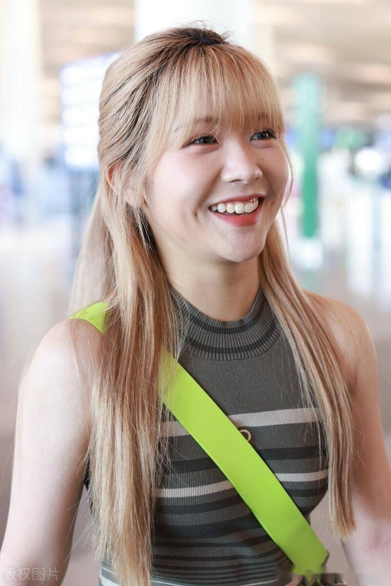赖美云长发飘飘靓丽夺目,比心拍照亲和力满满_机场_北京