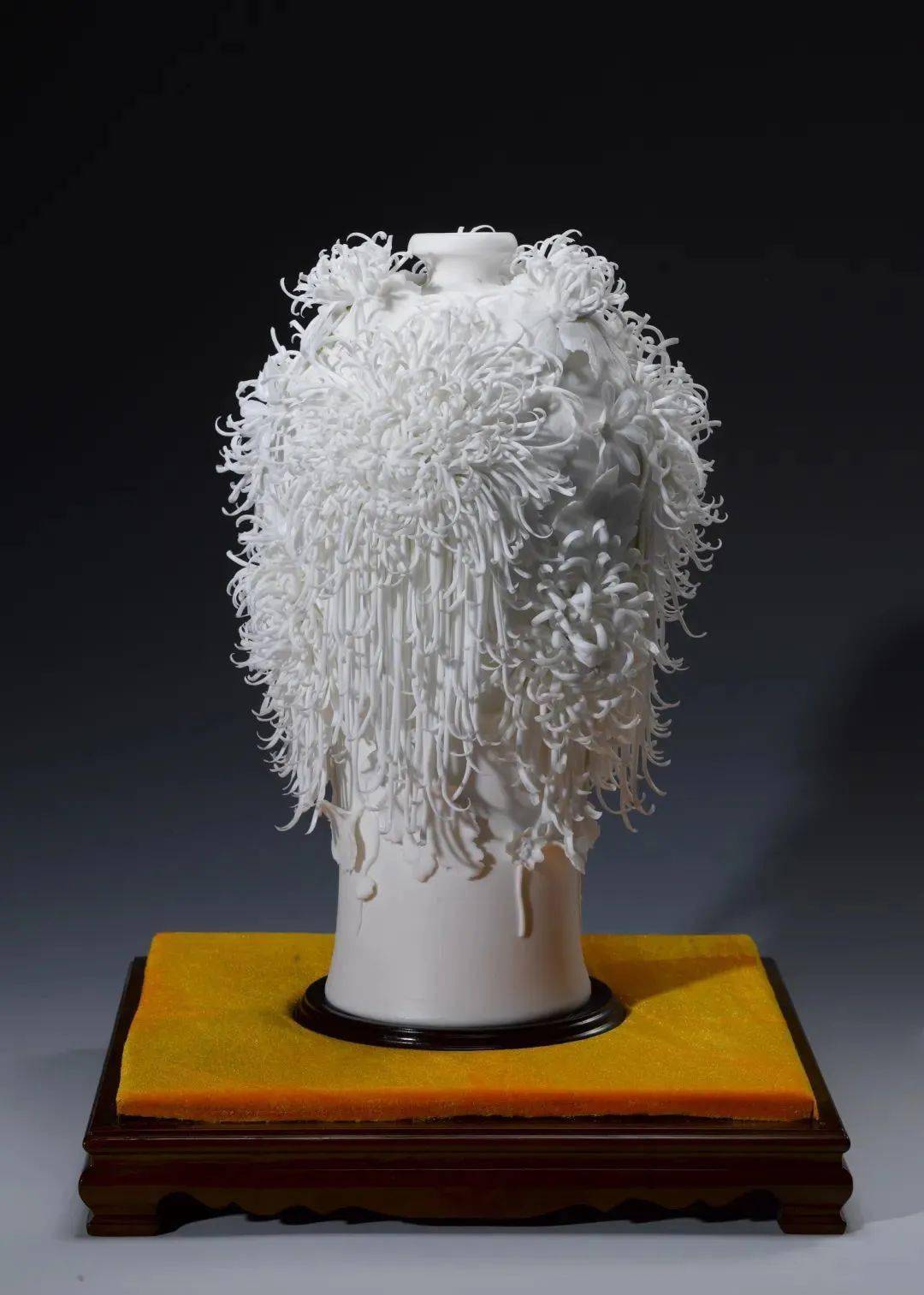 作品《山鬼》就很好地突显了赖礼同创作"刚中有柔,风格沉稳老道,意境