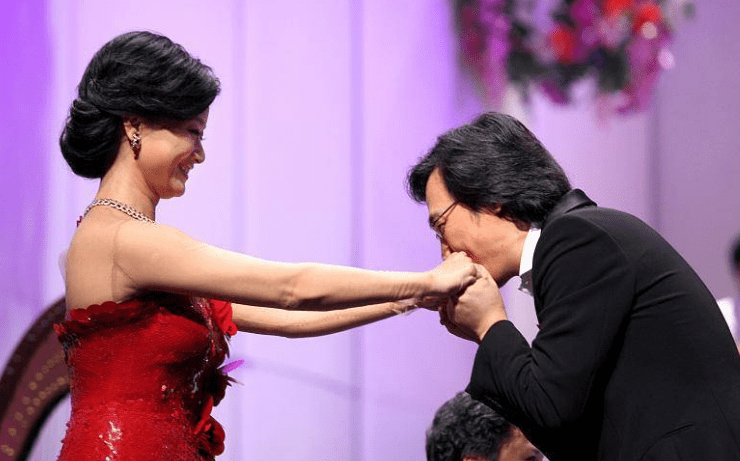 她是民歌天后,身价上亿,却因10万将保姆判了12年_宋祖英_弟弟_罗浩