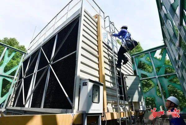 武汉地铁370余名"空调医生"守护车站清凉一夏_冷却塔_检修_工作