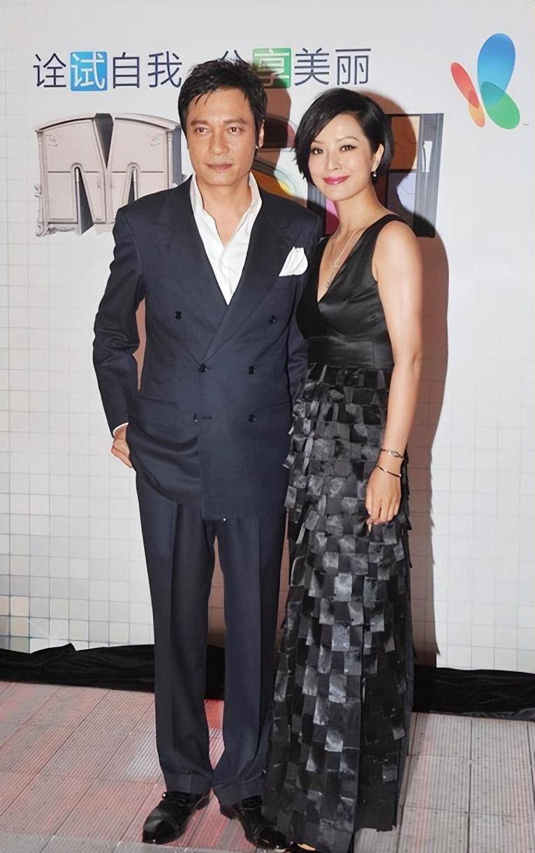 难怪罗嘉良将妻子藏得这么严实,48岁穿黑裙真妩媚,颜值气质出挑_活动