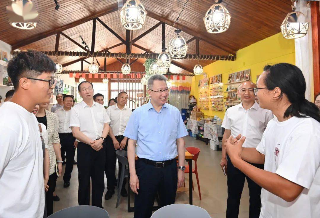 调研中,郭元强先后来到江夏区五里界街道李家店村农家畈湾林语未来村